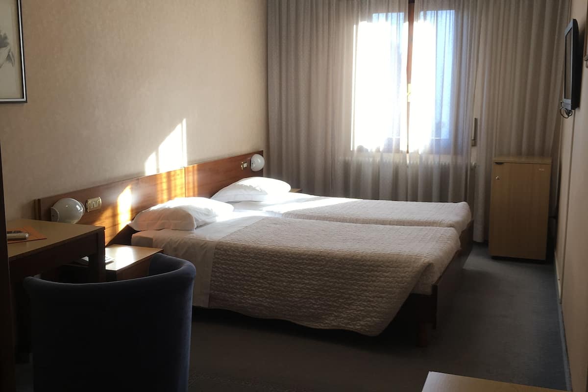 standard room, 1 double bed | minibar, in-room safe, desk, soundproofing