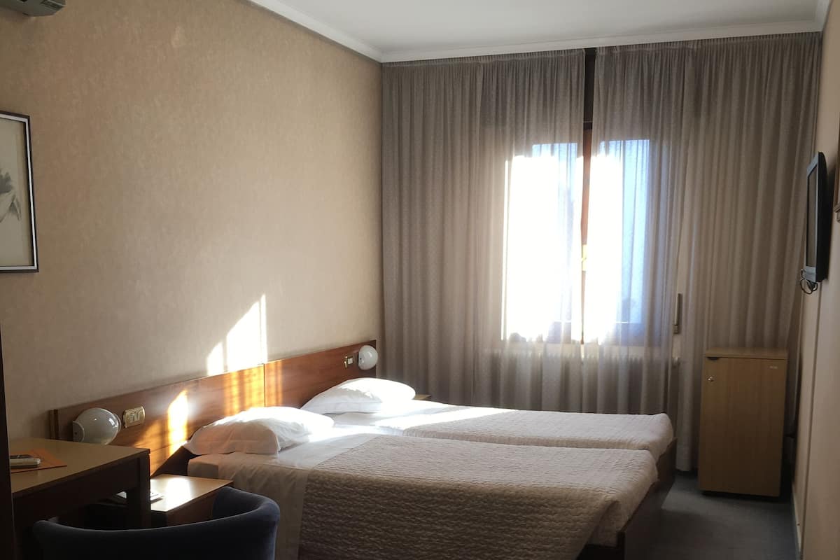 Standard Room, 1 Double Bed | Minibar, in-room safe, desk, soundproofing