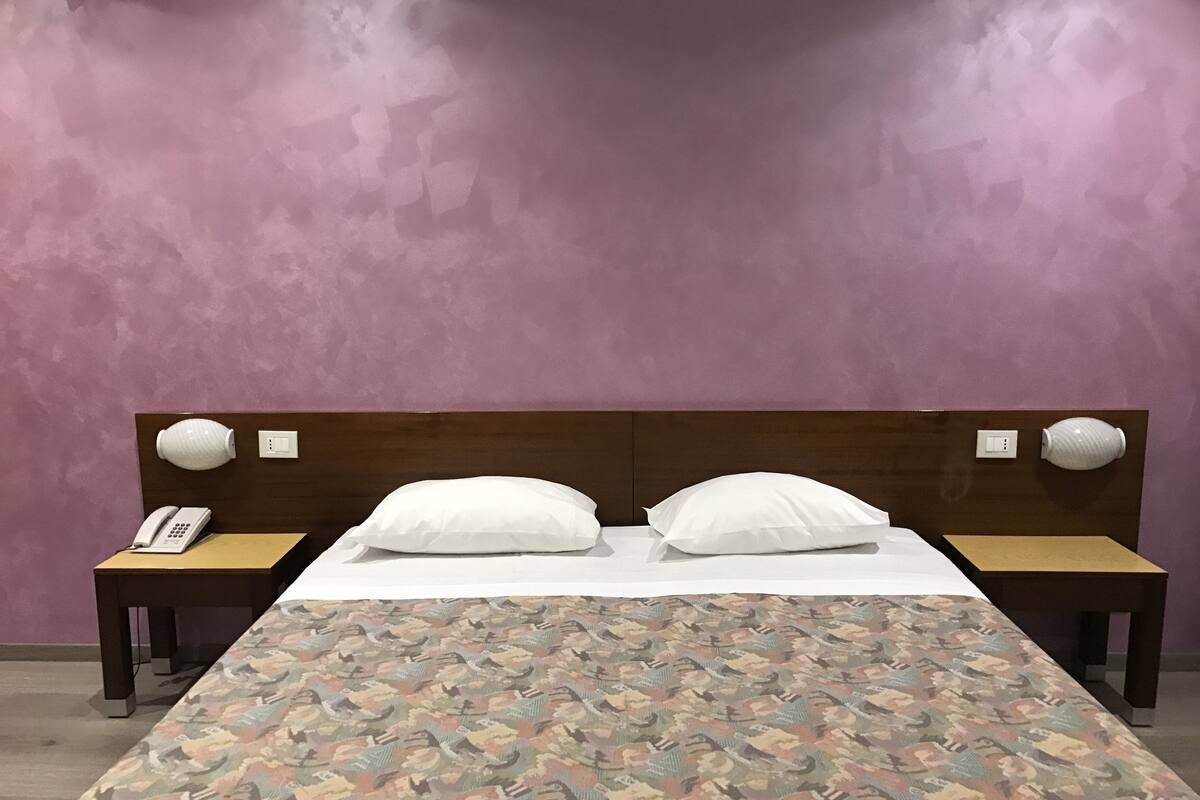 family room | minibar, in-room safe, desk, soundproofing