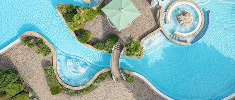 Een binnenzwembad, een buitenzwembad, parasols voor strand/zwembad