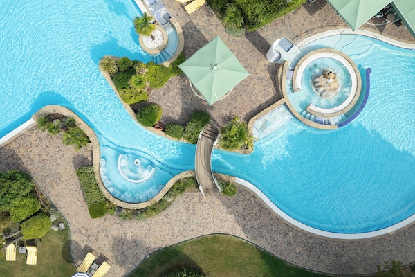 Piscina coperta, piscina all'aperto, ombrelloni da piscina, lettini