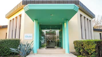 Sauna, hot tub, steam room, body treatments, mud baths, body wraps