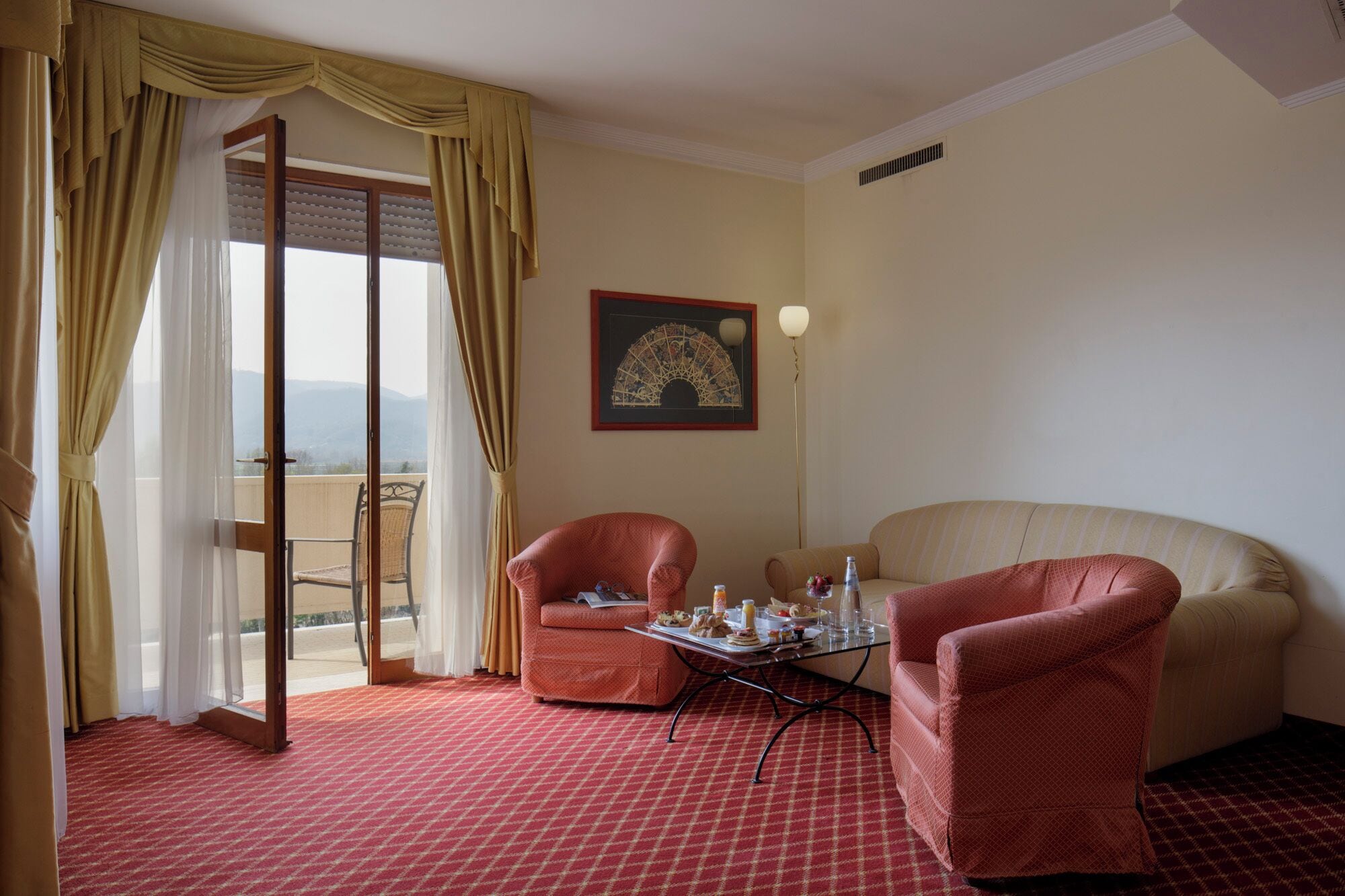 Minibar, coffres-forts dans les chambres, bureau, lits bébé (gratuits)