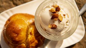 Uma sobremesa com massa folhada e um copo de chantilly com nozes.