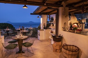 2 restaurantes; se sirve desayuno, almuerzo y cena; cocina mediterránea