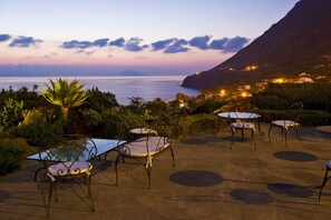 2 من المطاعم، حيث تُقدم وجبات الإفطار، الغداء، أطباق البحر المتوسط