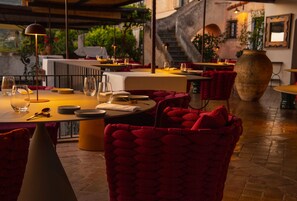 2 restaurants, breakfast, lunch, dinner served; Mediterranean cuisine - Hotel Signum (Malfa)