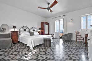 أغطية فراش متميزة وألحفة محشوة بالريش وأسرّة بطبقة علوية مريحة وميني بار