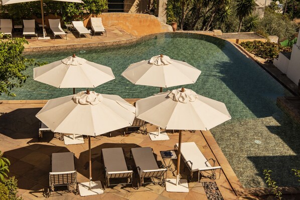 حمّام سباحة خارجي، مقاعد للتشمس