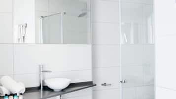 Serviettes fournies, savon, shampoing, papier toilette