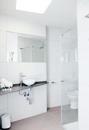 Toallas, jabón, shampoo, papel de baño