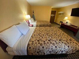 Quarto, 2 camas Queen, para não fumantes | Escrivaninha, ferros/tábuas de passar roupa, Wi-Fi de cortesia