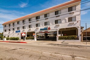 Property entrance - Motel 6 Monterey Park, CA (Monterey Park)