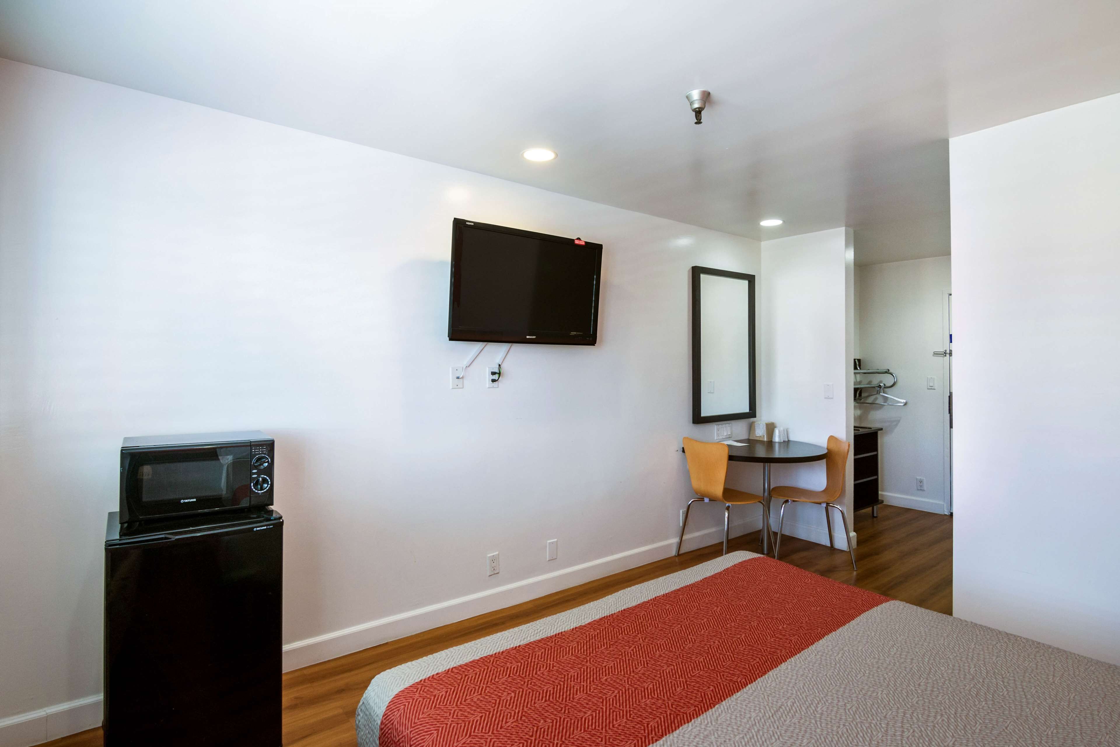 Pillowtop beds, individually furnished, desk, iron/ironing board