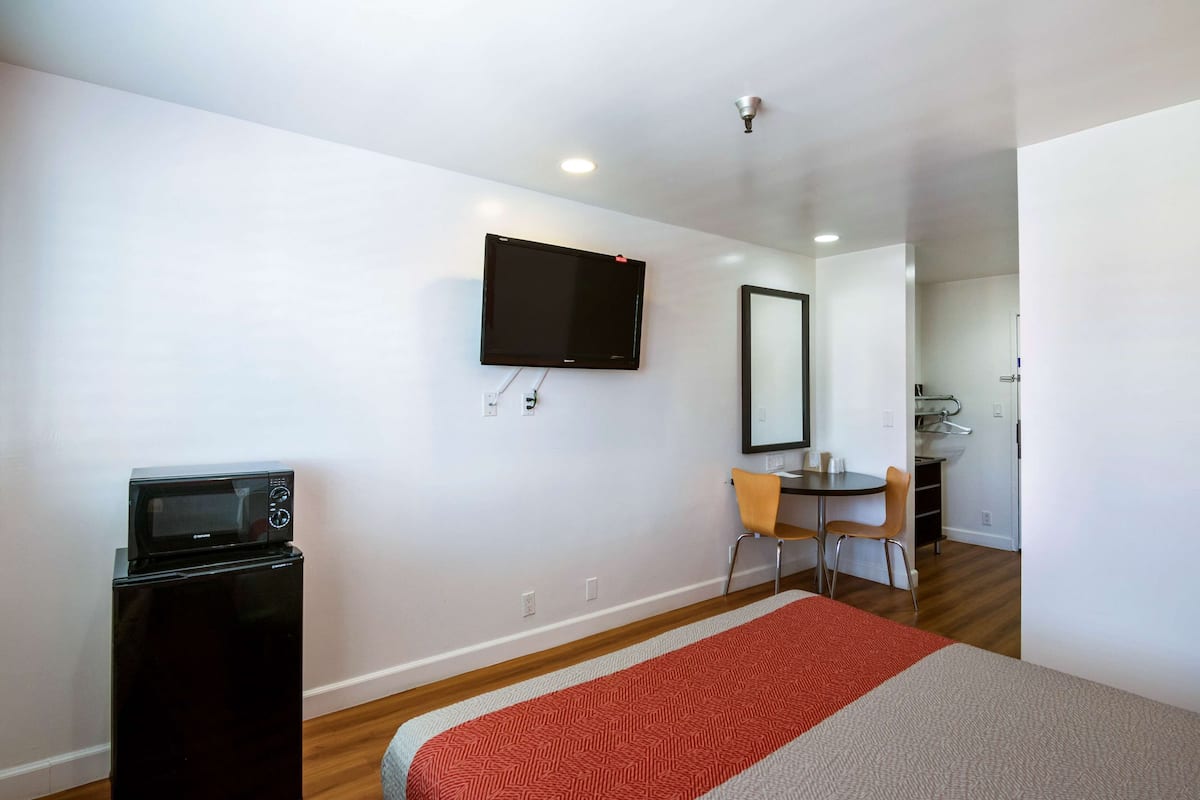 Pillowtop beds, individually furnished, desk, iron/ironing board