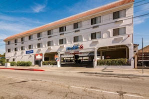 Property entrance - Motel 6 Monterey Park, CA (Monterey Park)