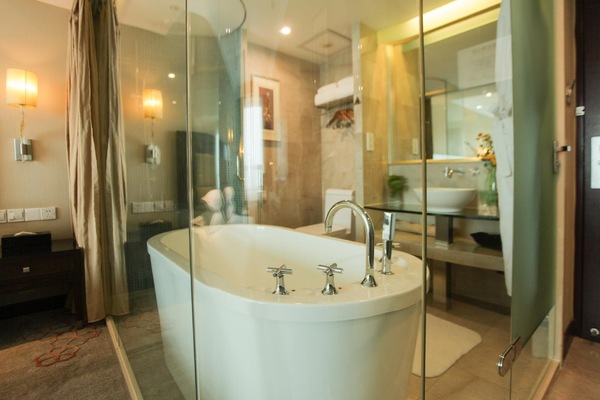 Bathroom | Separate tub and shower, rainfall showerhead, free toiletries
