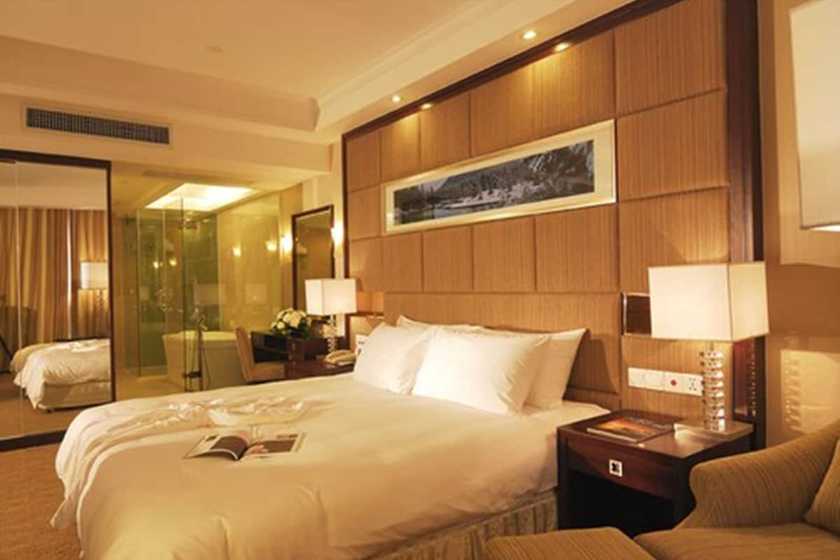 Deluxe Suite | Premium bedding, Select Comfort beds, minibar, in-room safe