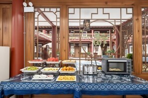 Une table de buffet avec divers plats et un four grille-pain.