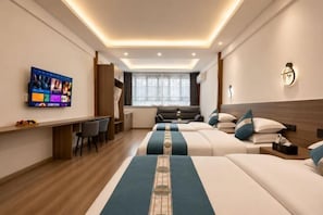 Habitación de hotel con televisión, escritorio, dos camas y ventana.