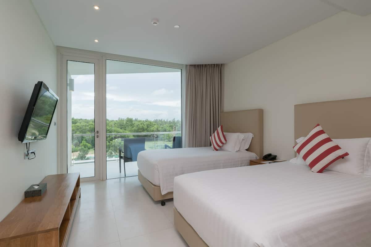 Deluxe King or Twin with Balcony | Minibar, in-room safe, individually decorated, individually furnished