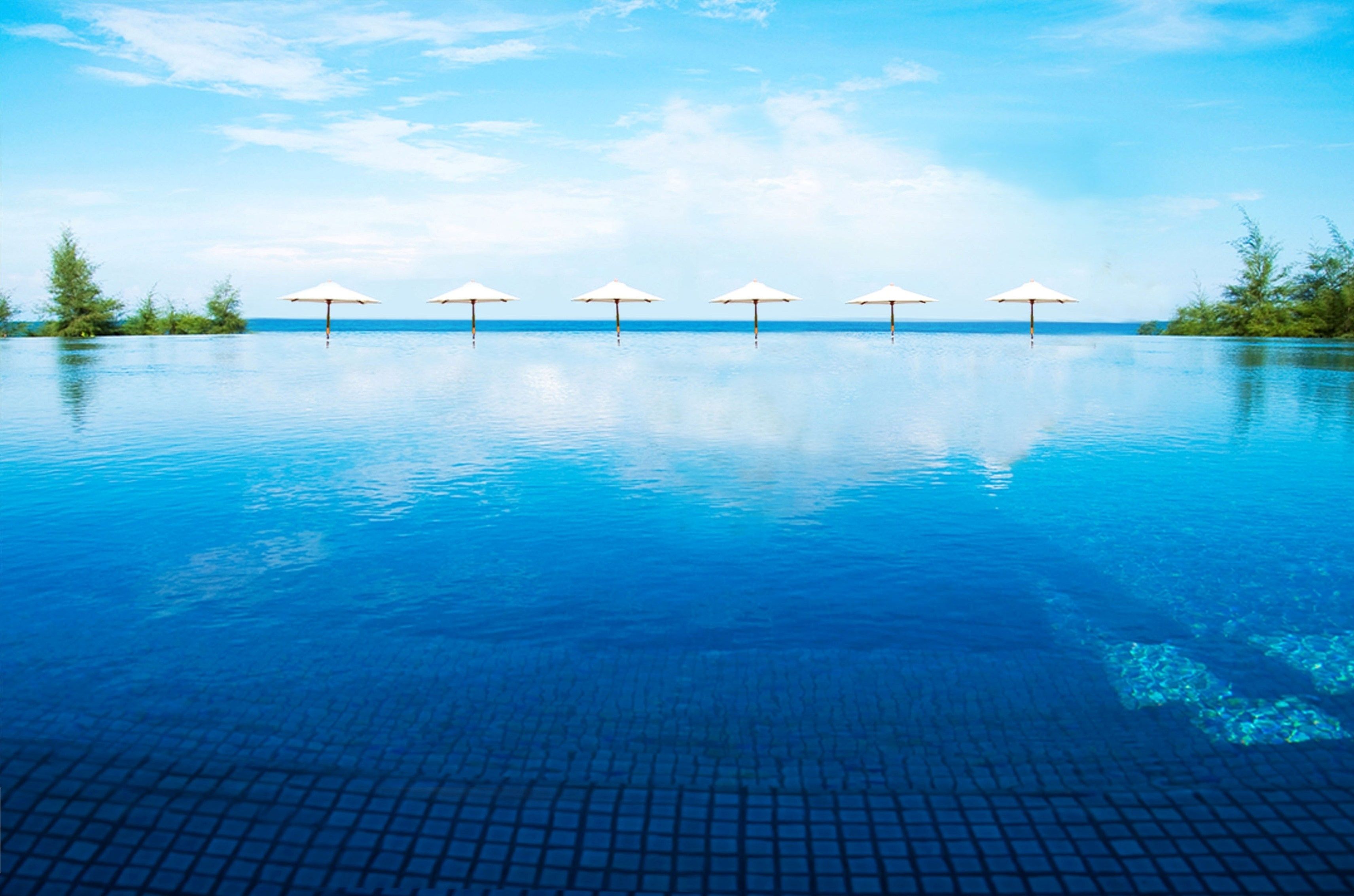 2 outdoor pools, sun loungers