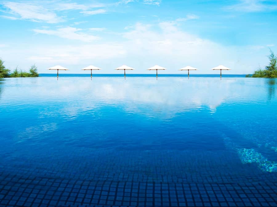 2 outdoor pools, sun loungers