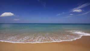 Private beach nearby, beach towels, beach volleyball - Splash Beach Resort, Maikhao Phuket (Mai Khao)