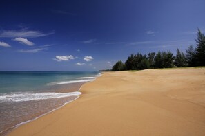 Private beach, beach towels, beach volleyball, rowing - Splash Beach Resort, Maikhao Phuket (Mai Khao)