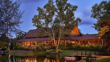 2 restaurants, breakfast, lunch, dinner served; international cuisine