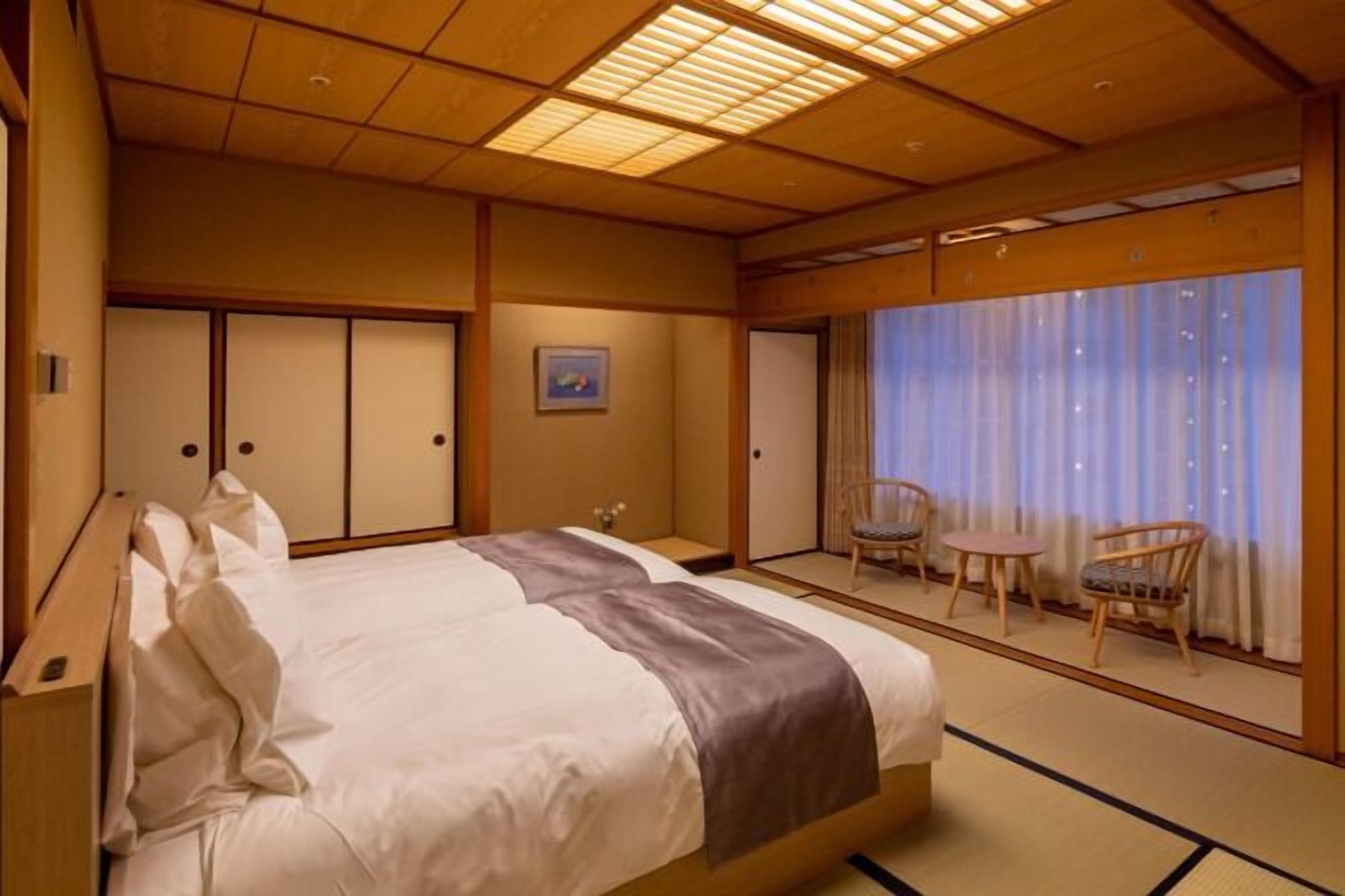 Cofres nos quartos, escrivaninha, cortinas blackout