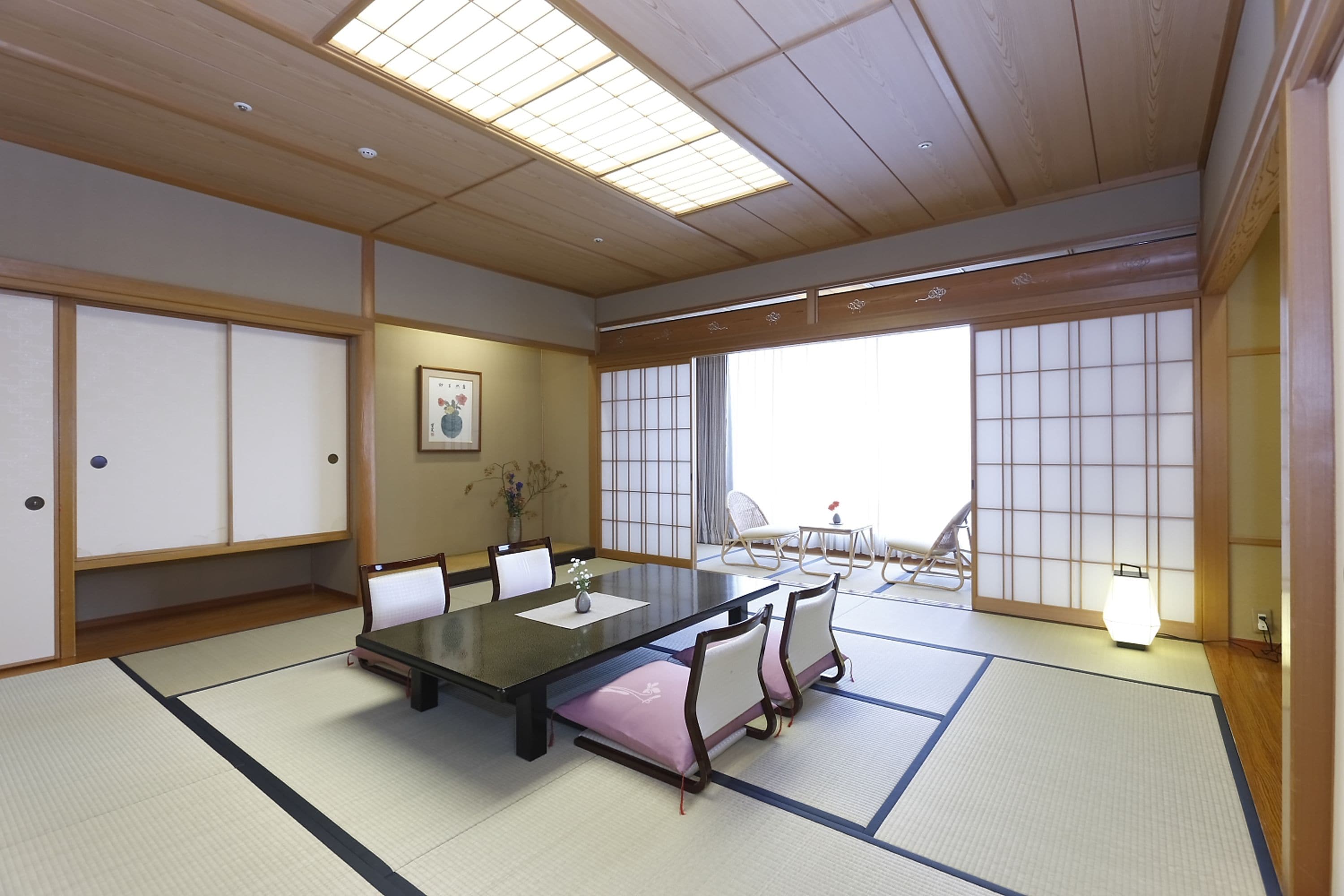 Um quarto japonês tradicional com piso de tatame, uma mesa baixa e painéis shoji.