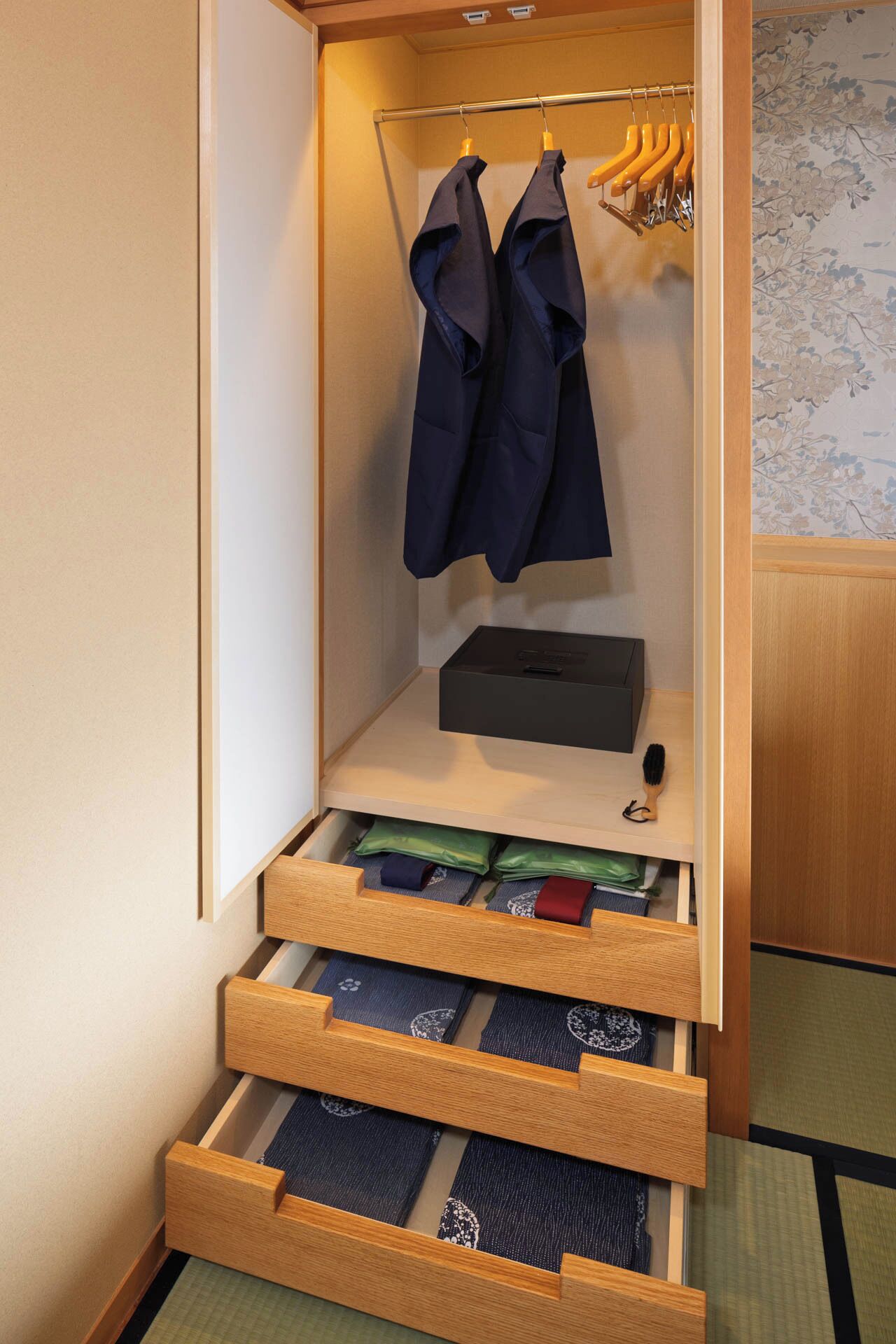 Um closet espaçoso com espaço para pendurar, prateleiras e gavetas para armazenamento.