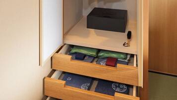 Um closet espaçoso com espaço para pendurar, prateleiras e gavetas para armazenamento.
