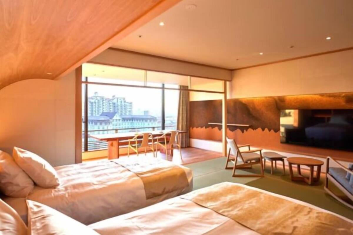 Cofres nos quartos, escrivaninha, cortinas blackout