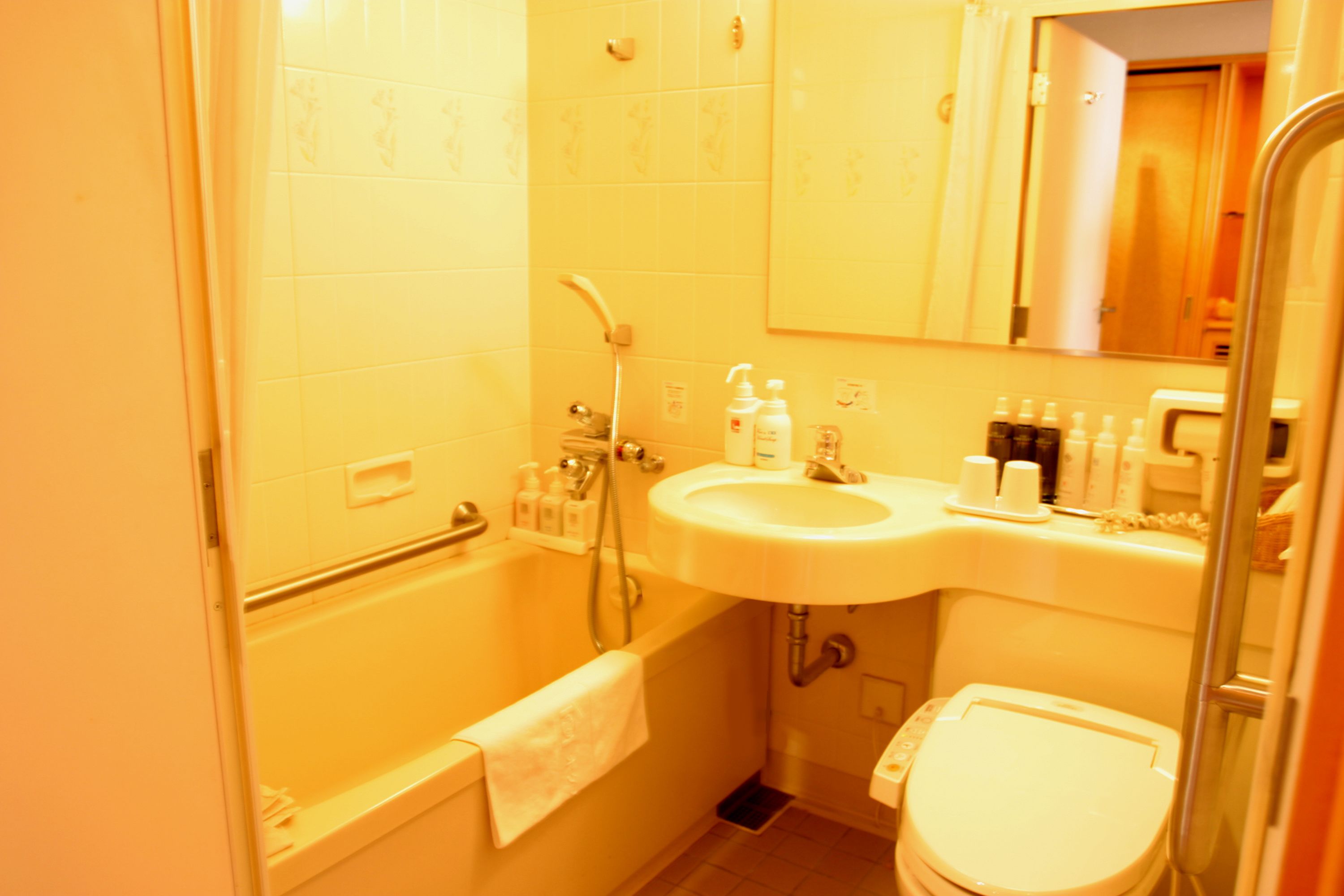 Une salle de bain avec une baignoire, un lavabo et des toilettes.