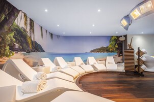 Salas de tratamiento para parejas, un sauna, una bañera de hidromasaje