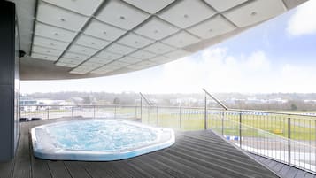 Couples treatment room(s), sauna, hot tub, steam room, body treatments