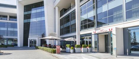 Vista frontal de la propiedad