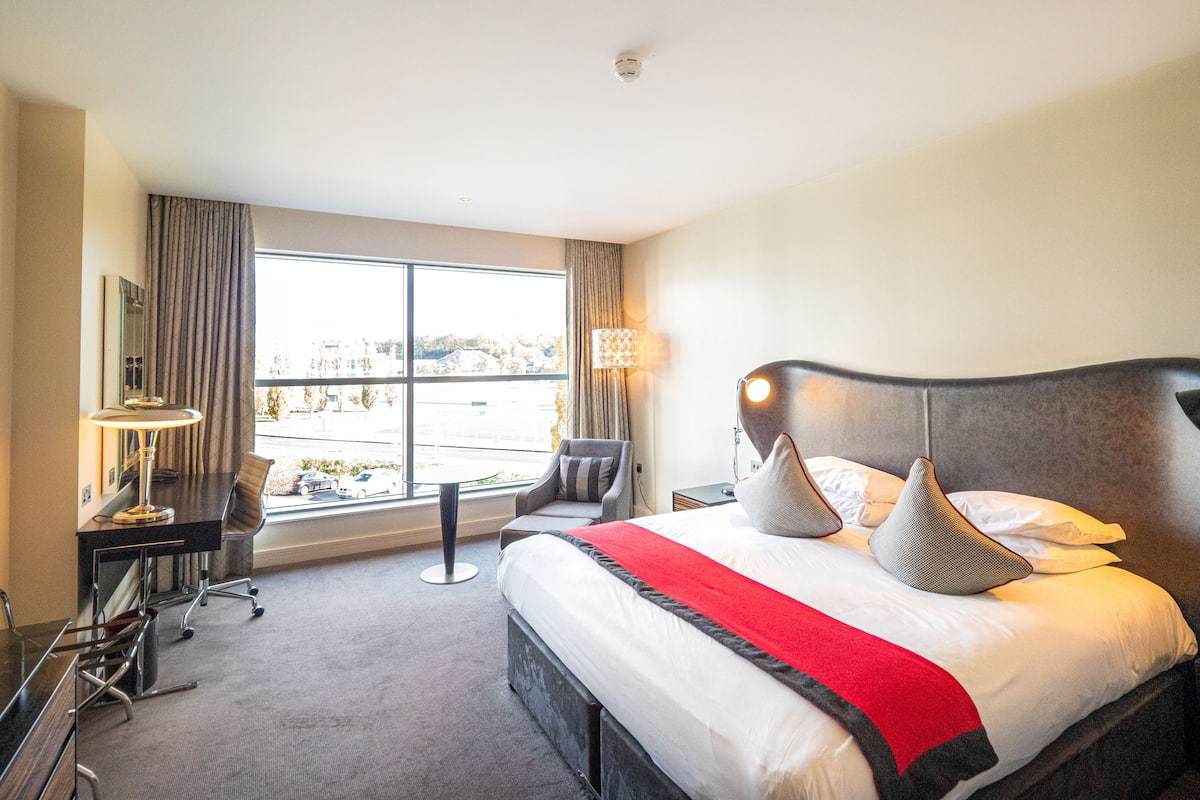 Deluxe Room (Track Facing) | Premium bedding, in-room safe, individually decorated