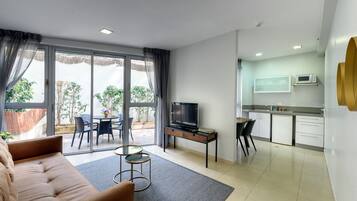 Apartment, 1 Bedroom, Terrace | Peralatan tempat tidur premium, tilam berlapik, peti besi dalam bilik