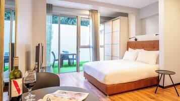 Standard-studio, terassi | Ylelliset vuodevaatteet, pillowtop-patjalliset sängyt