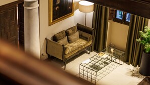 Una sala de estar acogedora con un sofá, una mesa de centro y una lámpara.