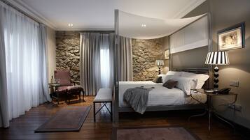 Luxe beddengoed, een minibar, een kluis op de kamer, een bureau