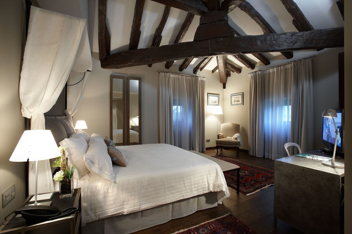 superior double or twin room | 1 bedroom, premium bedding, minibar, in-room safe