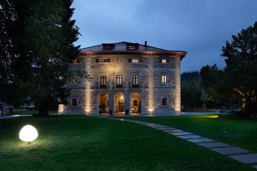 Fassade der Unterkunft – Abend/Nacht