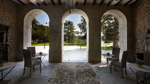 Interior entrance - Hotel Iriarte Jauregia (Bidania-Goiatz)