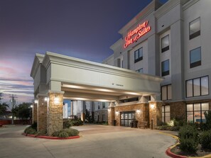 A Hampton Inn & Suites with a covered entrance, stone pillars, and a clear sky. - Hampton Inn & Suites New Braunfels (New Braunfels)