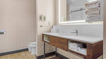 Combined shower/tub, free toiletries, hair dryer, towels