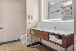 Combined shower/bathtub, free toiletries, hair dryer, towels